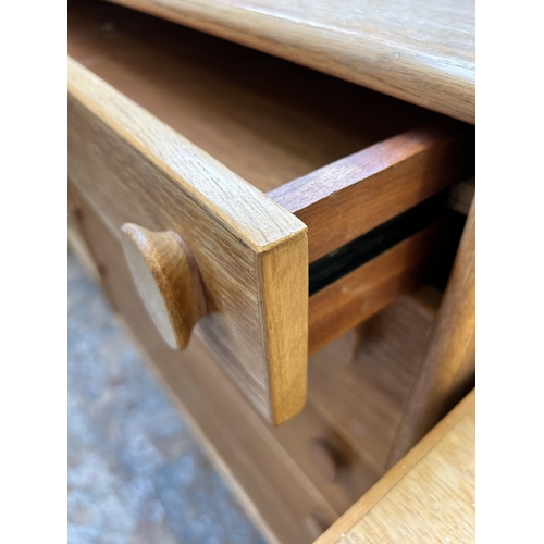 40 - A mid 20th century Meredew oak chest of five drawers