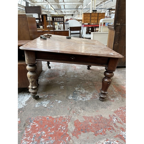 65 - A Victorian mahogany wind out dining table