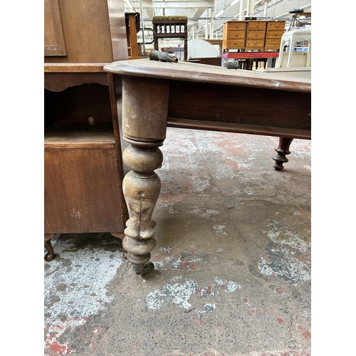 65 - A Victorian mahogany wind out dining table