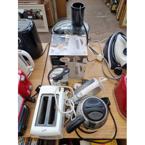 780 - A collection of items to include Cookworks juicer, boxed jug kettle, two slice toaster, steam iron e... 