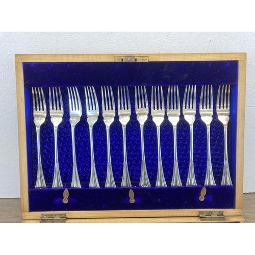 274 - A late 19th/early 20th century mahogany canteen of L & W S silver plated fish serving cutlery