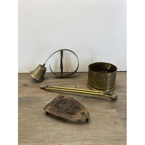 280 - A collection of brassware to include WWI Trench Art brass shell case dated 1918 etc.