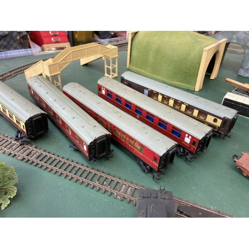 300 - A collection of Hornby Dublo OO gauge model railway to include track, carriages, tenders etc.