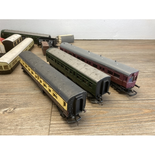 314 - A large collection of OO gauge model carriages and locomotives to include Hornby, Lima etc.