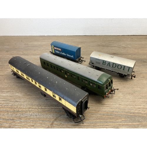 314 - A large collection of OO gauge model carriages and locomotives to include Hornby, Lima etc.