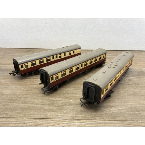 352 - Ten Hornby R28/220 'OO' gauge passenger coaches