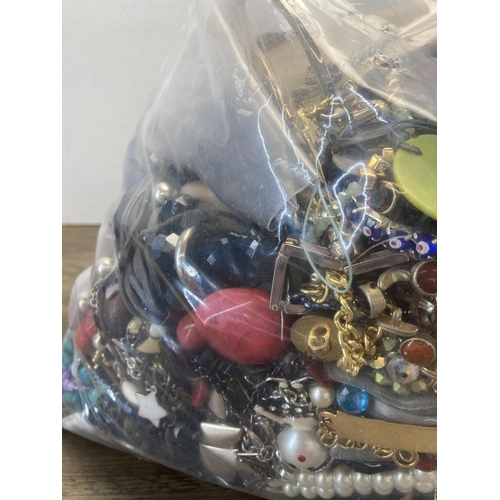 370 - Approx. 10kg of costume jewellery