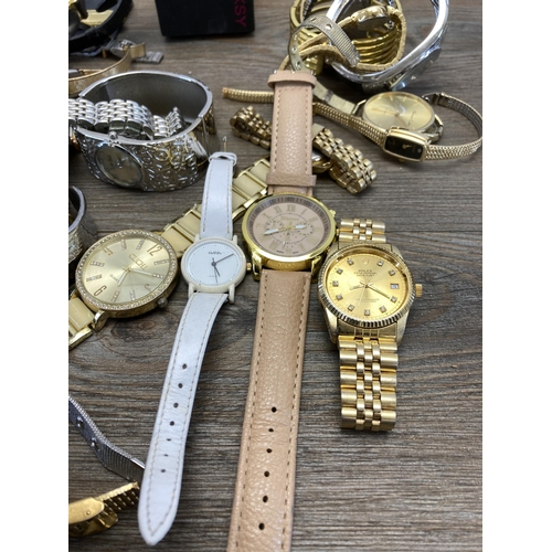 401 - A large collection of men's and women's wristwatches to include Rotary quartz, Limit quartz, Sekonda... 