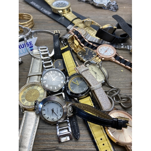 401 - A large collection of men's and women's wristwatches to include Rotary quartz, Limit quartz, Sekonda... 