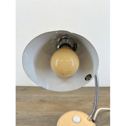 495 - A vintage cream metal goose neck desk lamp