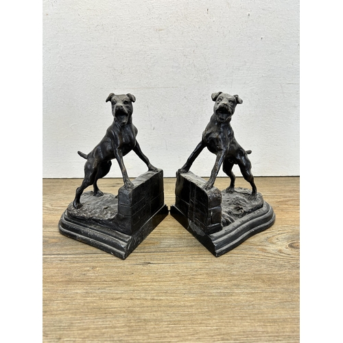 555 - A pair of bronze and marble barking dog bookends after Édouard Drouot - approx. 20cm high x 14cm wid... 