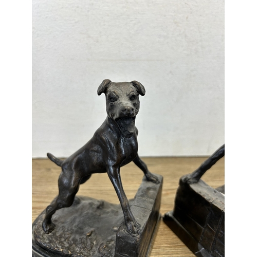 555 - A pair of bronze and marble barking dog bookends after Édouard Drouot - approx. 20cm high x 14cm wid... 