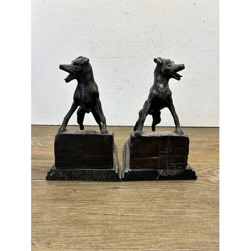 555 - A pair of bronze and marble barking dog bookends after Édouard Drouot - approx. 20cm high x 14cm wid... 