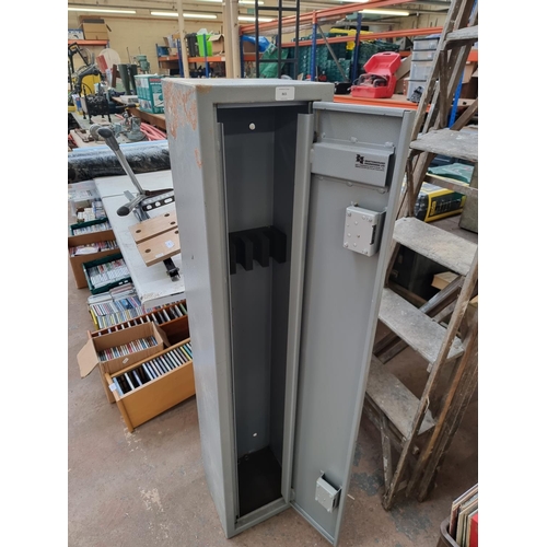 865 - A Brattonsound Engineering Ltd metal gun cabinet with two locks and keys