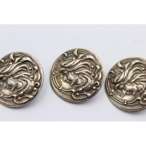 1304 - Three Art Nouveau Samuel M Levi hallmarked Birmingham silver buttons, dated 1902 - approx. gross wei... 