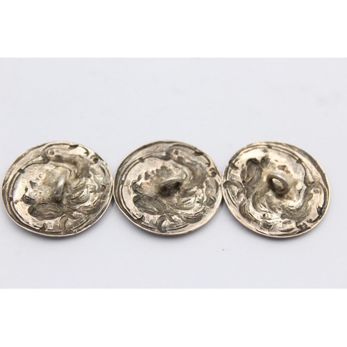 1304 - Three Art Nouveau Samuel M Levi hallmarked Birmingham silver buttons, dated 1902 - approx. gross wei... 