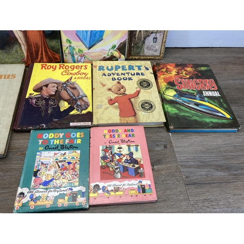 481 - A collection of vintage books and annuals to include Doctor Who Journey Through Time, Andersen's Fai... 