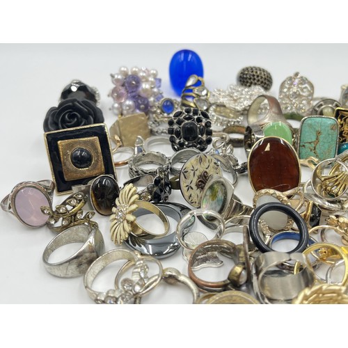 1217 - A collection of dress rings