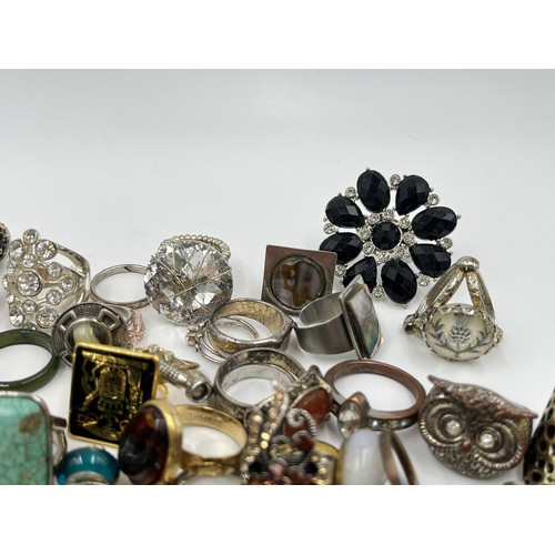 1217 - A collection of dress rings