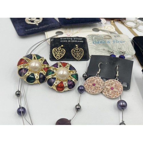 1218 - A collection of boxed and packaged jewellery to include Art Pewter Made In Scotland, Swarovski Cryst... 