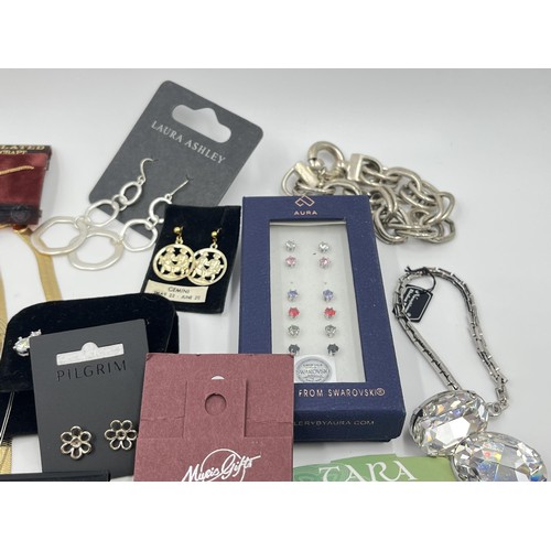 1218 - A collection of boxed and packaged jewellery to include Art Pewter Made In Scotland, Swarovski Cryst... 