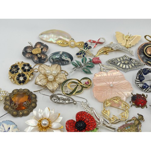 1224 - A collection of brooches