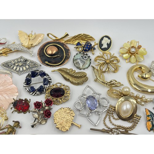 1224 - A collection of brooches