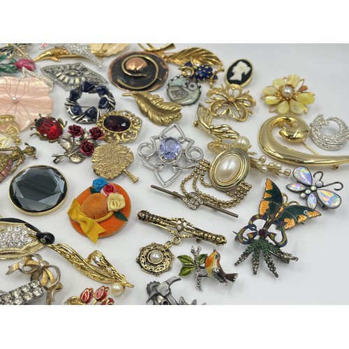 1224 - A collection of brooches