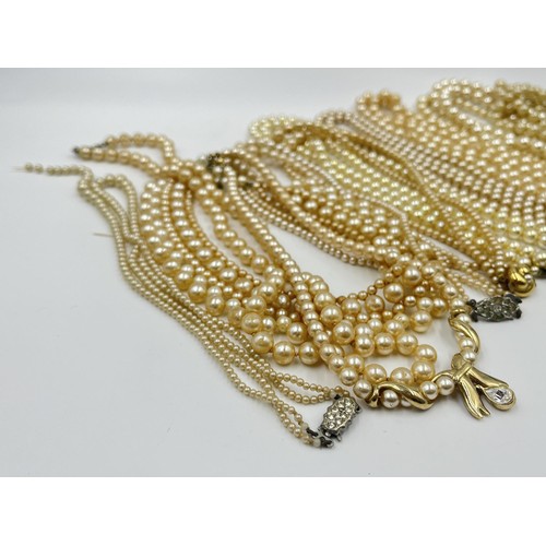 1224A - A collection of vintage faux pearl necklaces