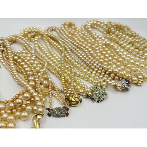 1224A - A collection of vintage faux pearl necklaces