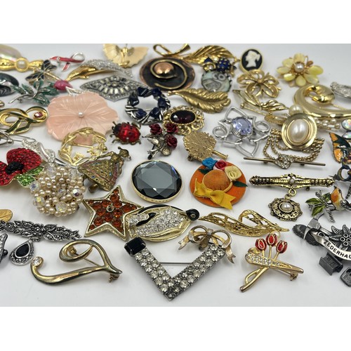 1224 - A collection of brooches