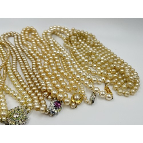 1224A - A collection of vintage faux pearl necklaces