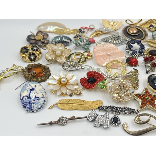 1224 - A collection of brooches