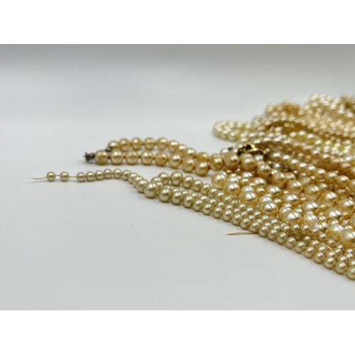 1224A - A collection of vintage faux pearl necklaces