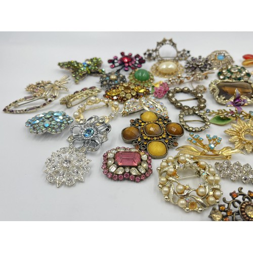 1226 - A collection of vintage brooches