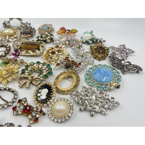 1226 - A collection of vintage brooches