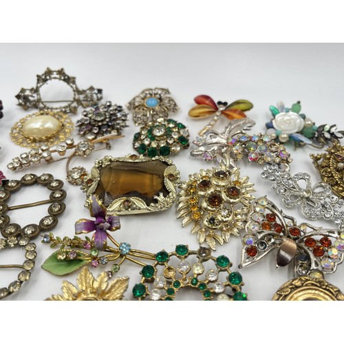 1226 - A collection of vintage brooches