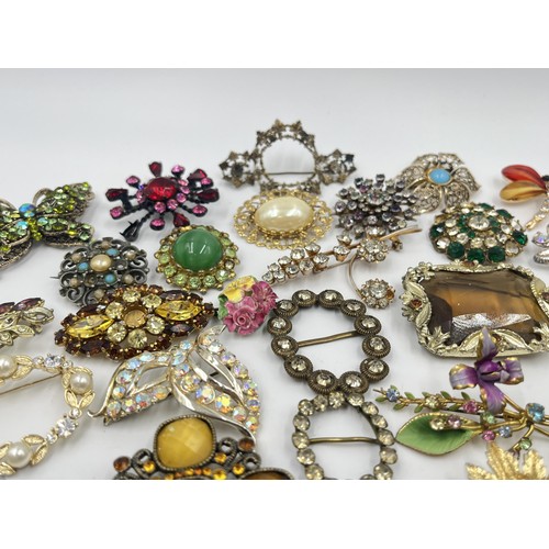 1226 - A collection of vintage brooches