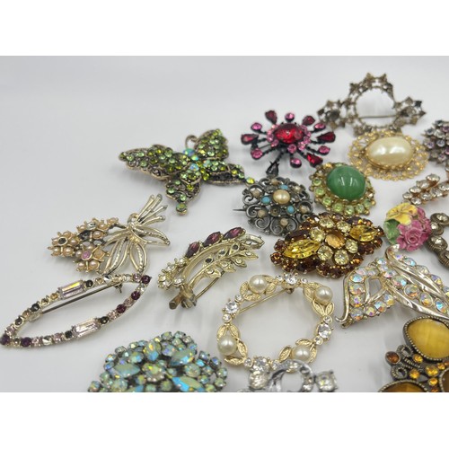 1226 - A collection of vintage brooches