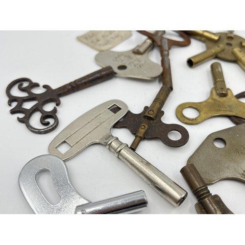 1255 - A large collection of antique and vintage clock winding keys