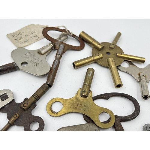 1255 - A large collection of antique and vintage clock winding keys