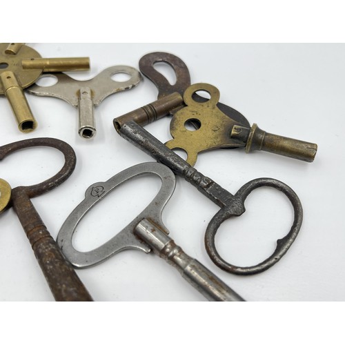 1255 - A large collection of antique and vintage clock winding keys