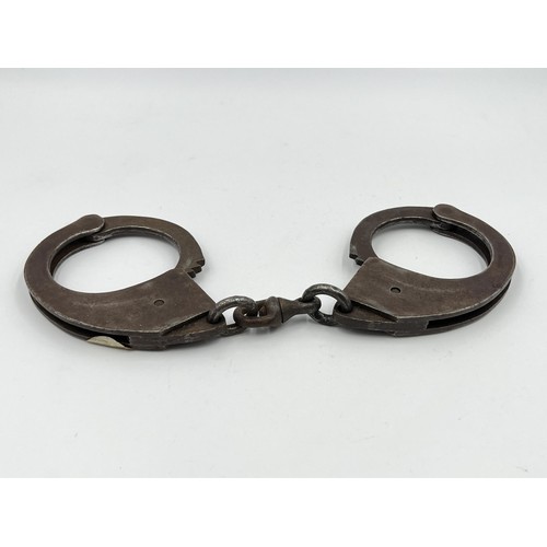 1352 - A pair of Hiatts 1960 police hand cuffs