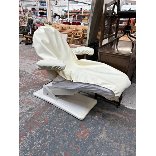 194 - A modern electric adjustable salon chair