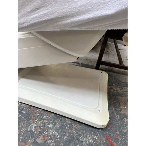 194 - A modern electric adjustable salon chair