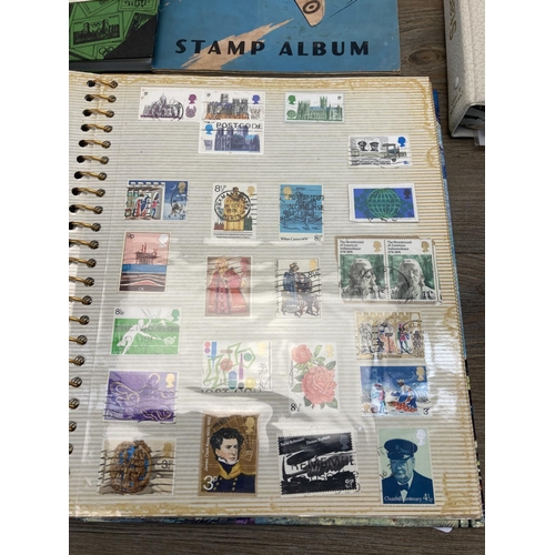 1416 - Five albums containing a collection of worldwide stamps