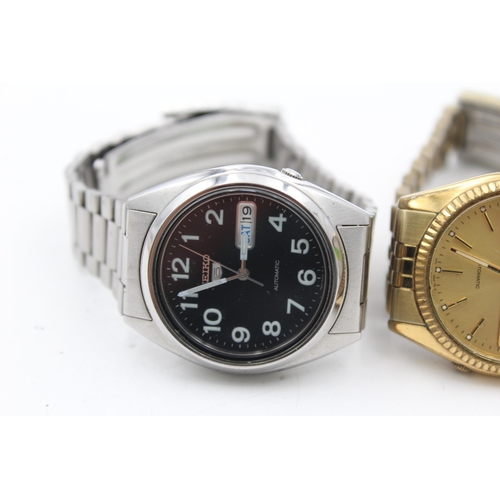 2469 - Two Seiko 5 automatic men's wristwatches, one being ref. 7526-0550