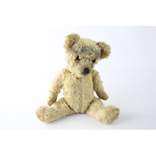 1699 - A vintage jointed teddy bear with glass eyes