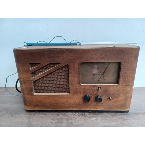 599 - A vintage valve radio