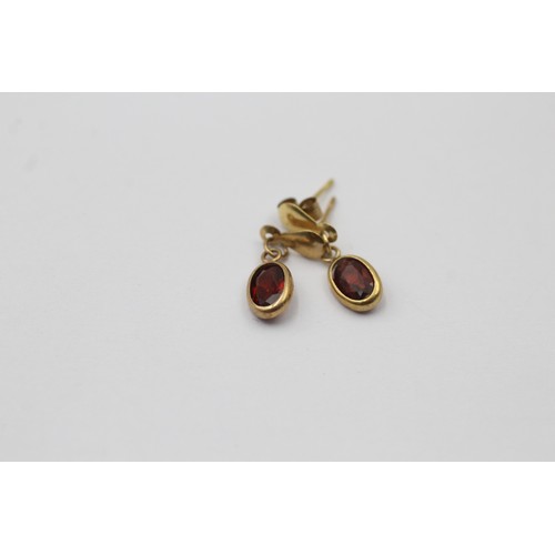 1001 - Three pairs of 9ct gold garnet drop earrings - approx. gross weight 2.2 grams